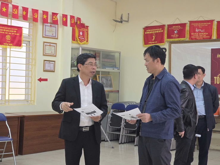 Bí thư Đảng ủy phường Xuân Phương kiểm tra 33 khu vực bỏ phiếu, siết chặt khâu chuẩn bị bầu cử