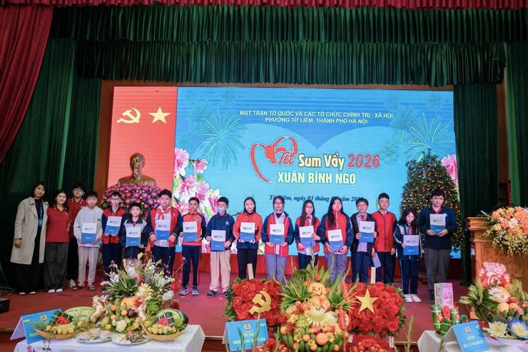 Phường Từ Liêm trao hơn 2.000 suất quà tại chương trình “Tết sum vầy - Xuân ơn Đảng” Bính Ngọ 2026