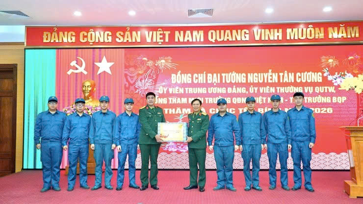Tổng tham mưu trưởng Quân đội nhân dân Việt Nam thăm, chúc Tết Bính Ngọ 2026 tại phường Từ Liêm