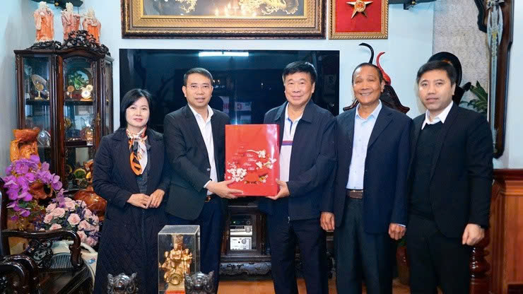 Phường Từ Liêm trao yêu thương đầu xuân, chăm lo gia đình chính sách và người cao tuổi dịp Tết Bính Ngọ 2026
