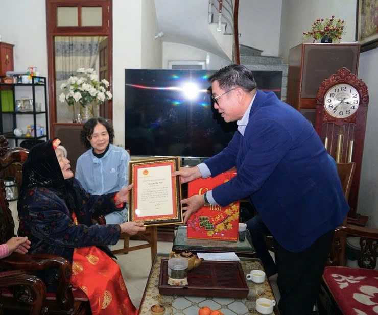 Phường Từ Liêm trao Tết nghĩa tình tới gia đình chính sách, người cao tuổi dịp Xuân Bính Ngọ 2026