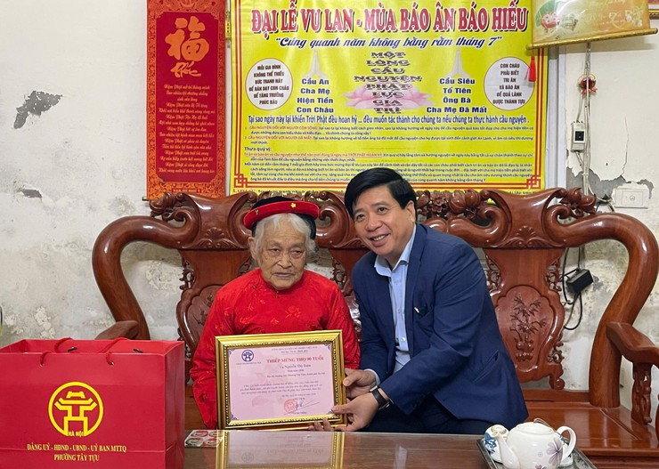 Phường Tây Tựu thăm, tặng quà Tết gia đình chính sách và chúc thọ người cao tuổi dịp Xuân Bính Ngọ 2026
