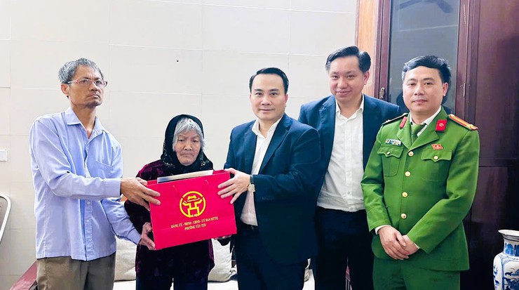 Phường Tây Tựu thăm, tặng quà Tết gia đình chính sách, chúc thọ người cao tuổi dịp Xuân Bính Ngọ 2026