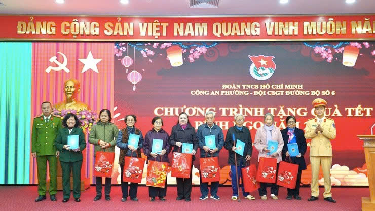 Phường Từ Liêm trao hàng trăm suất quà Tết, lan tỏa nghĩa tình chăm lo người khó khăn dịp Xuân Bính Ngọ 2026