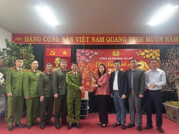 Phường Tây Mỗ thăm, chúc Tết lực lượng ứng trực, bảo đảm bình yên cho Xuân Bính Ngọ 2026