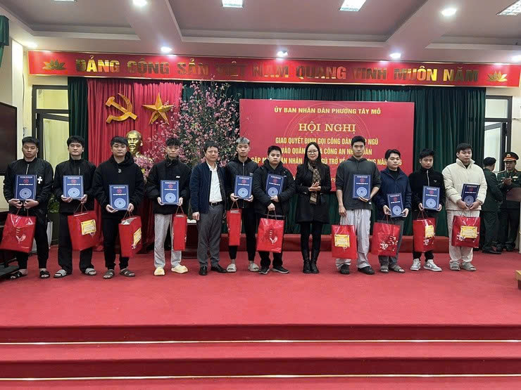 Phường Tây Mỗ trao quyết định nhập ngũ cho 17 thanh niên, động viên tân binh sẵn sàng lên đường bảo vệ Tổ quốc