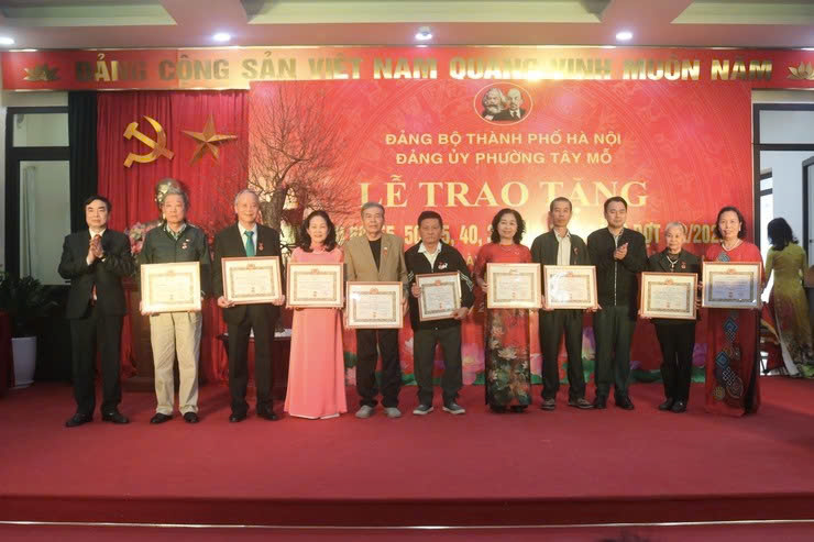 Phường Tây Mỗ trao Huy hiệu Đảng cho 40 đảng viên, lan tỏa niềm tự hào 96 năm truyền thống vẻ vang của Đảng
