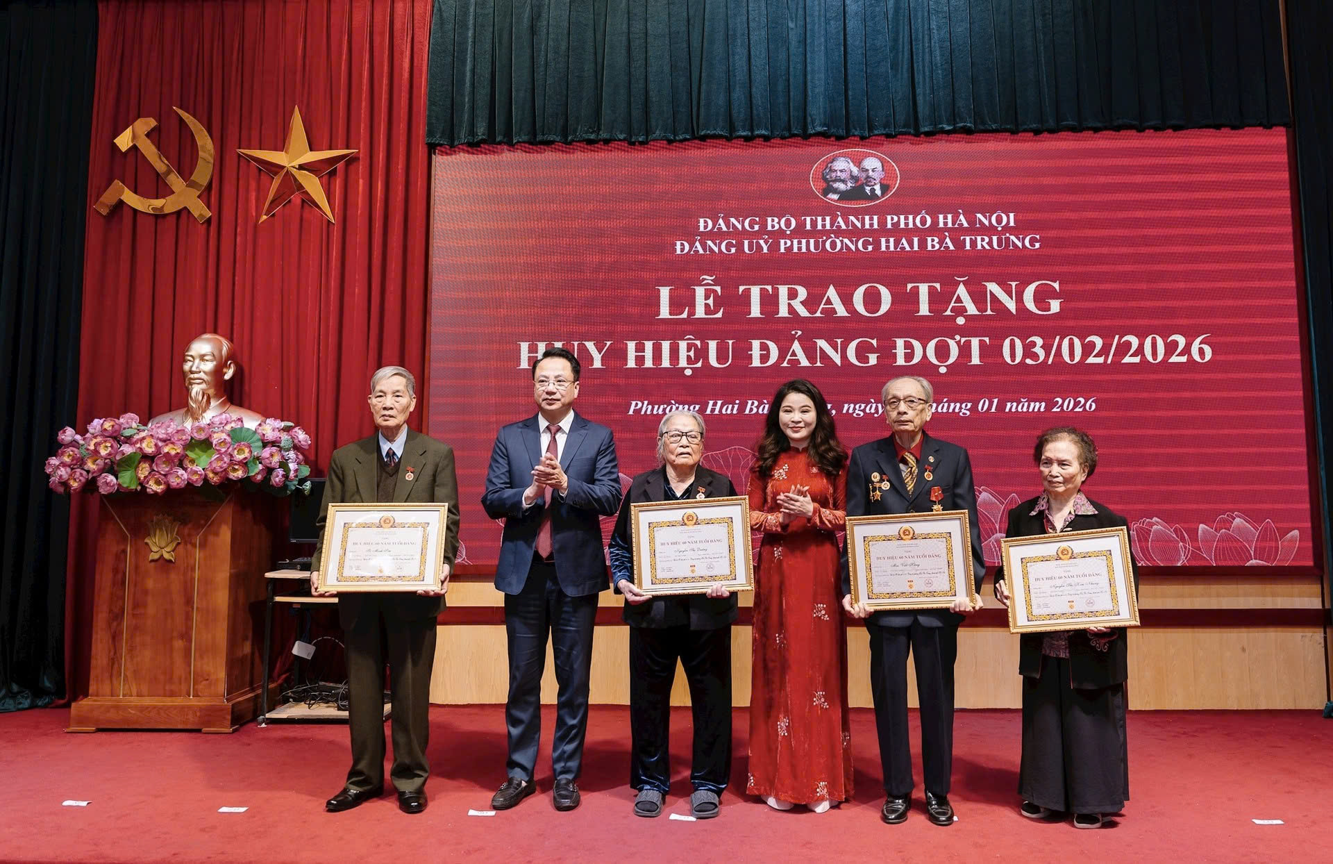 Phường Hai Bà Trưng trao Huy hiệu Đảng cho 108 đảng viên đợt 03-02-2026