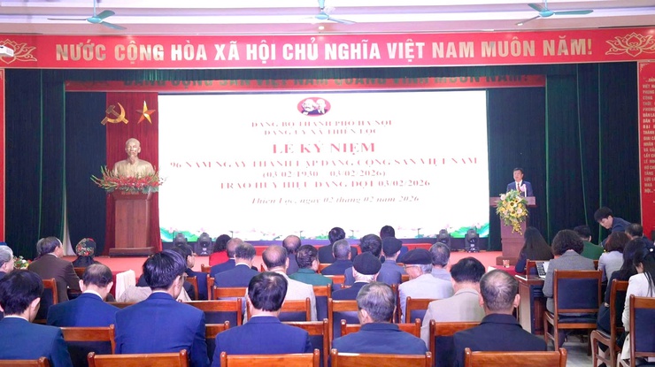 Đảng bộ xã Thiên Lộc trao Huy hiệu Đảng cho 34 đảng viên nhân kỷ niệm 96 năm Ngày thành lập Đảng