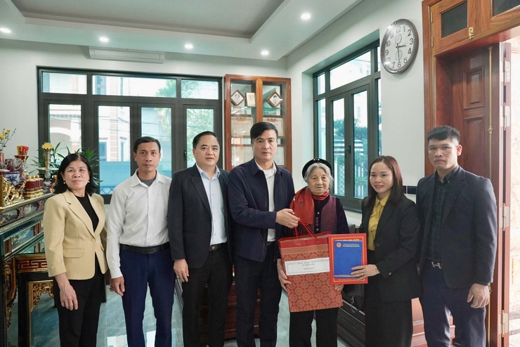 Xã Thiên Lộc trao Tết nghĩa tình tới gia đình chính sách, người cao tuổi và hộ khó khăn dịp Xuân Bính Ngọ 2026