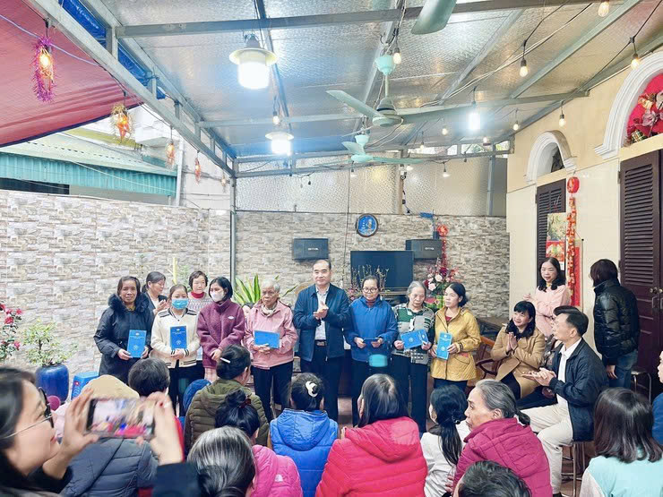 Phường Bạch Mai trao yêu thương tới Xóm Chạy Thận trong chương trình “Xuân nhân ái - Tết sẻ chia”