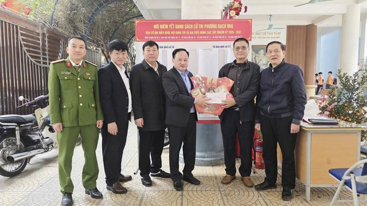 Phường Bạch Mai kiểm tra công tác bầu cử, đồng bộ niêm yết cử tri theo hình thức truyền thống và số hóa