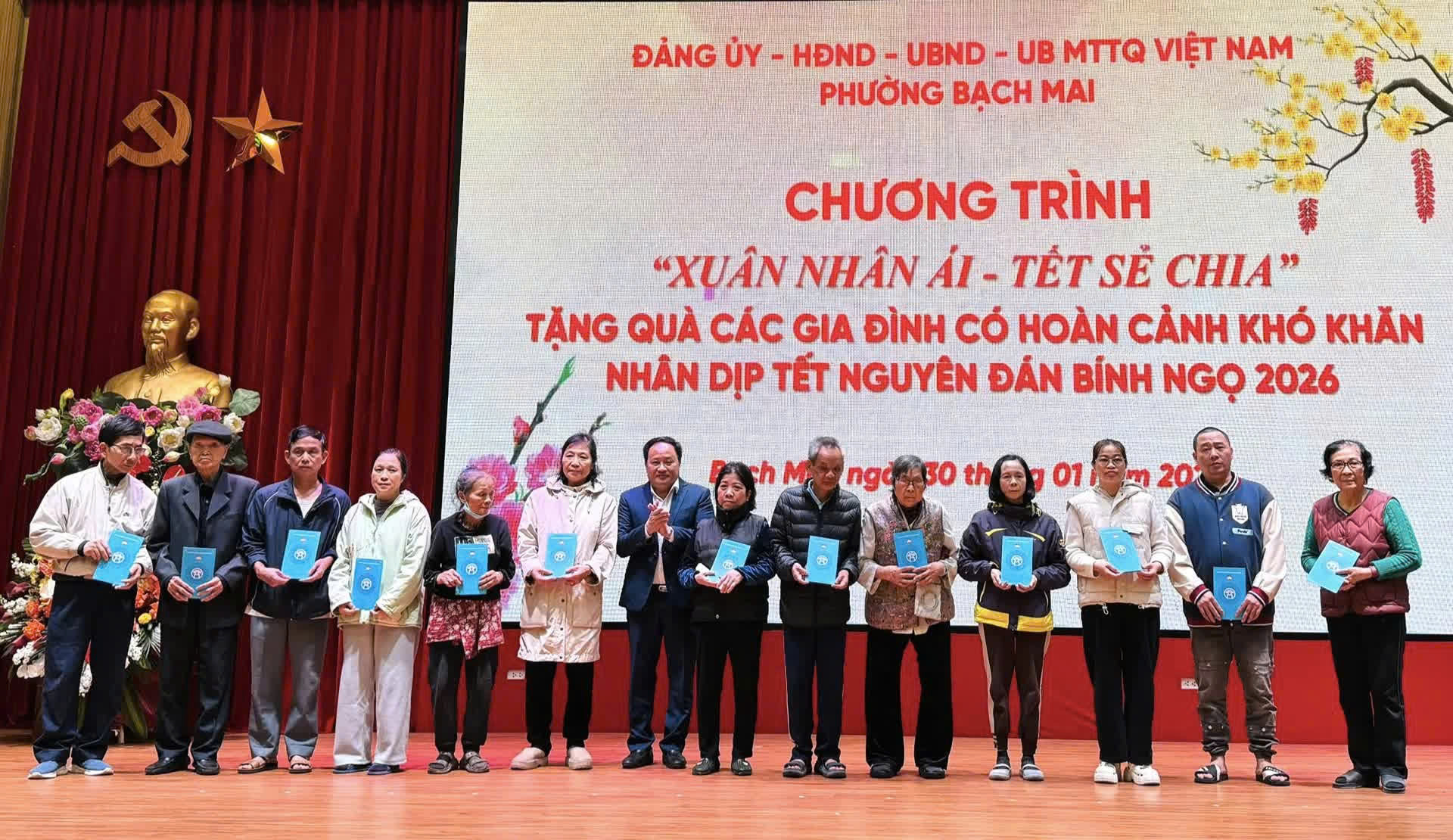 Phường Bạch Mai lan tỏa yêu thương qua chương trình “Xuân nhân ái - Tết sẻ chia” chăm lo Tết cho hộ khó khăn