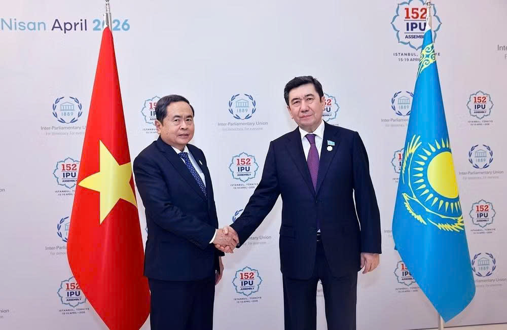 Chủ tịch Quốc hội Trần Thanh Mẫn hội kiến Chủ tịch Hạ viện Kazakhstan Yerlan Koshanov