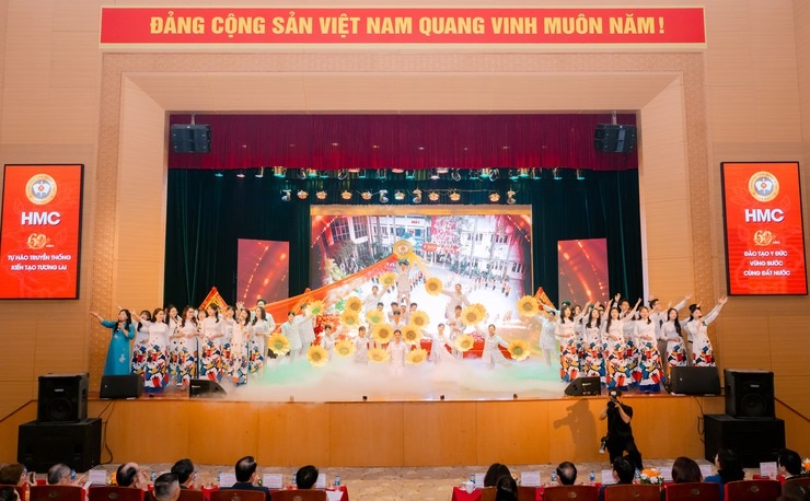 Hà Nội: Trường Cao đẳng Y tế đón Huân chương Lao động hạng Nhất, khẳng định 60 năm kiến tạo nguồn nhân lực y tế chất lượng cao