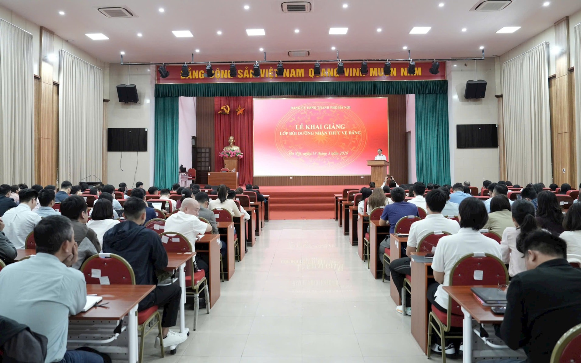 Đảng ủy UBND thành phố Hà Nội khai giảng lớp bồi dưỡng nhận thức về Đảng năm 2026 cho 155 quần chúng ưu tú