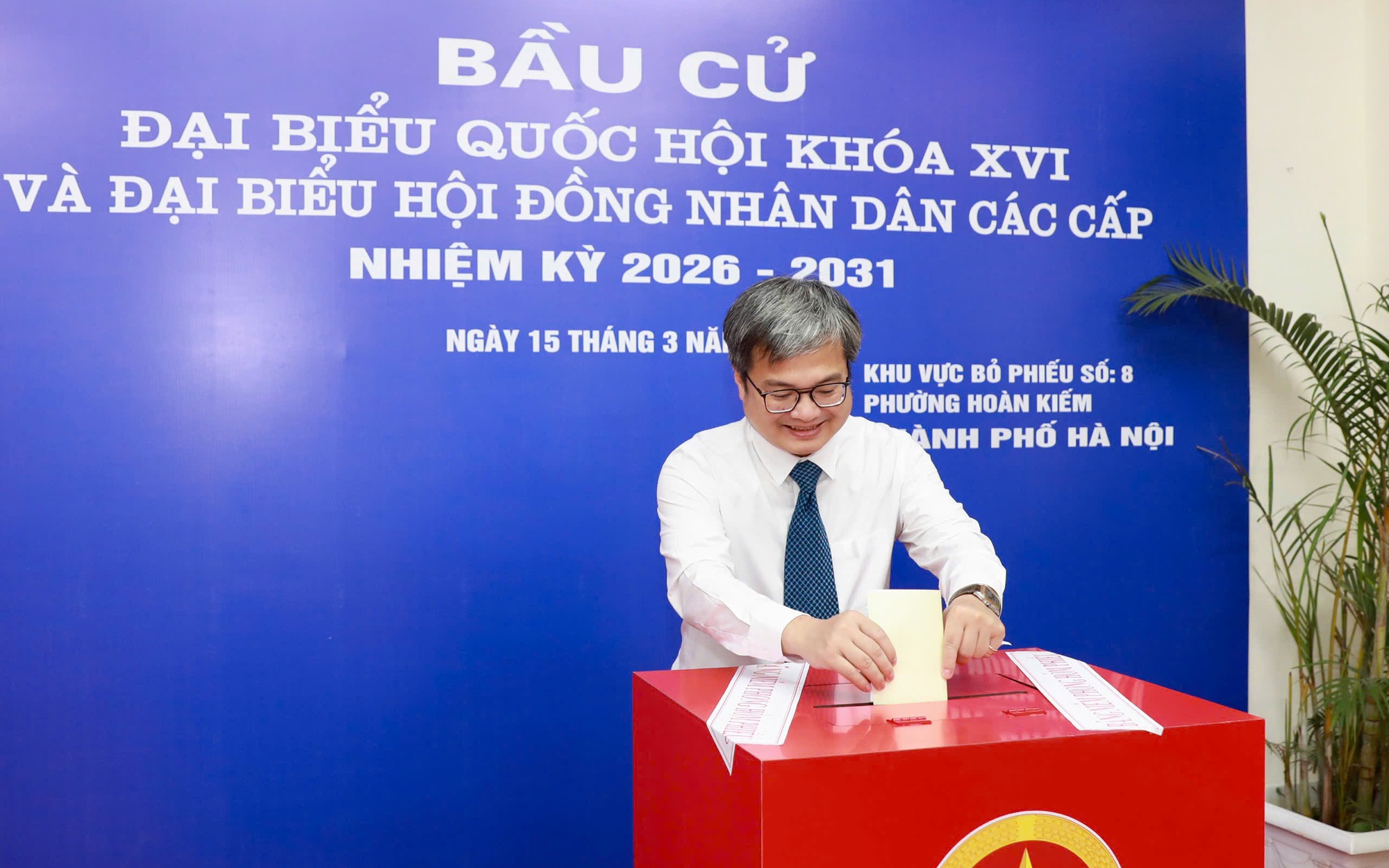 Phường Hoàn Kiếm: Cử tri khu vực bỏ phiếu số 8 phấn khởi thực hiện quyền công dân trong ngày hội non sông