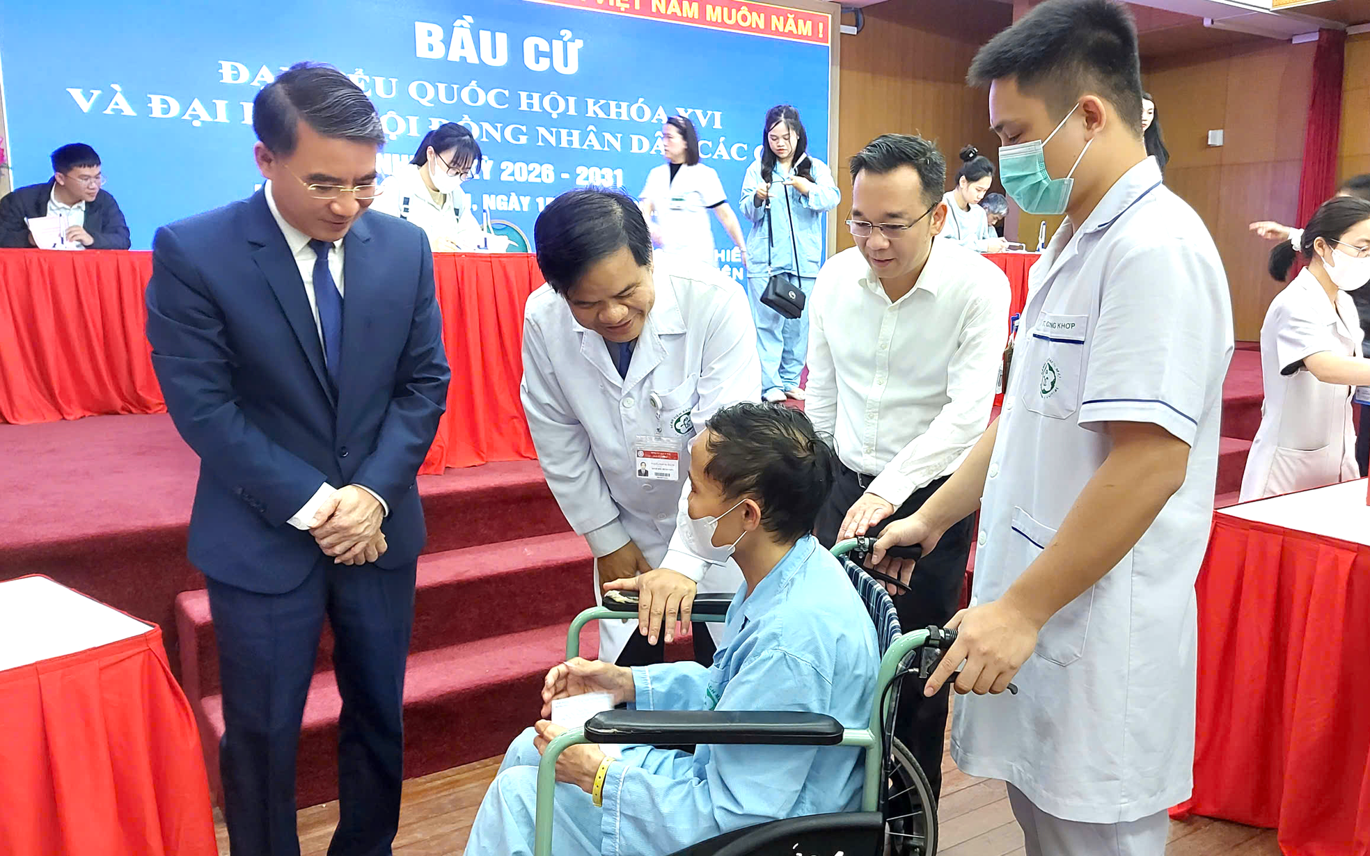 Lá phiếu nơi giường bệnh: Hà Nội bảo đảm quyền bầu cử cho mọi công dân
