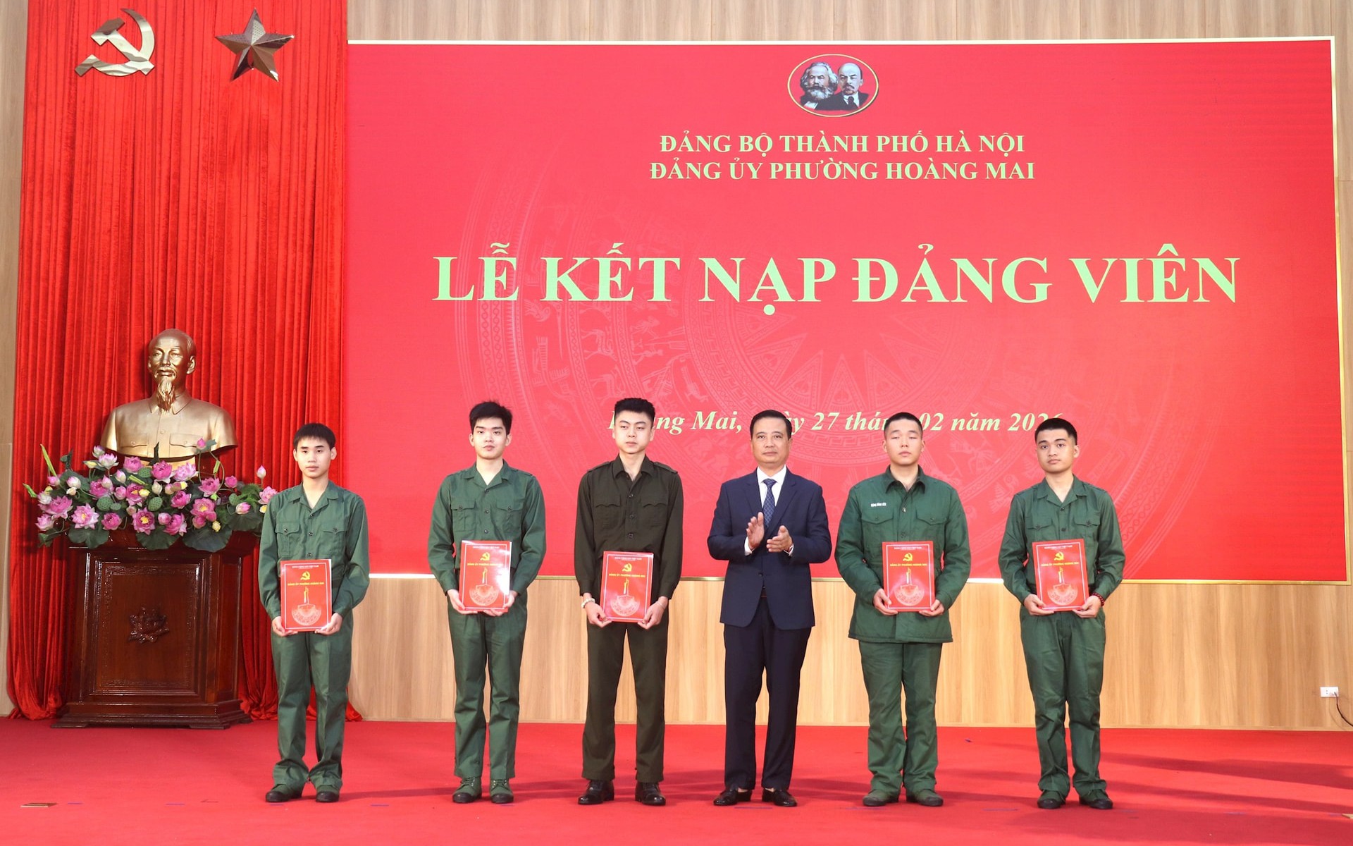 Phường Hoàng Mai kết nạp đảng viên, động viên thanh niên lên đường nhập ngũ năm 2026