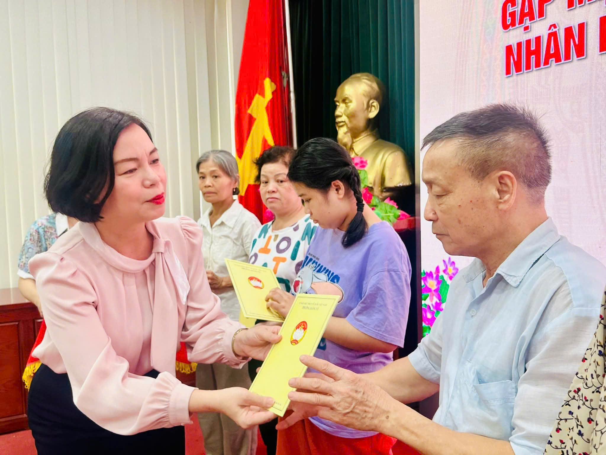 Phường Giảng Võ trao tặng quà, lan tỏa yêu thương nhân Ngày Người khuyết tật Việt Nam 18-4