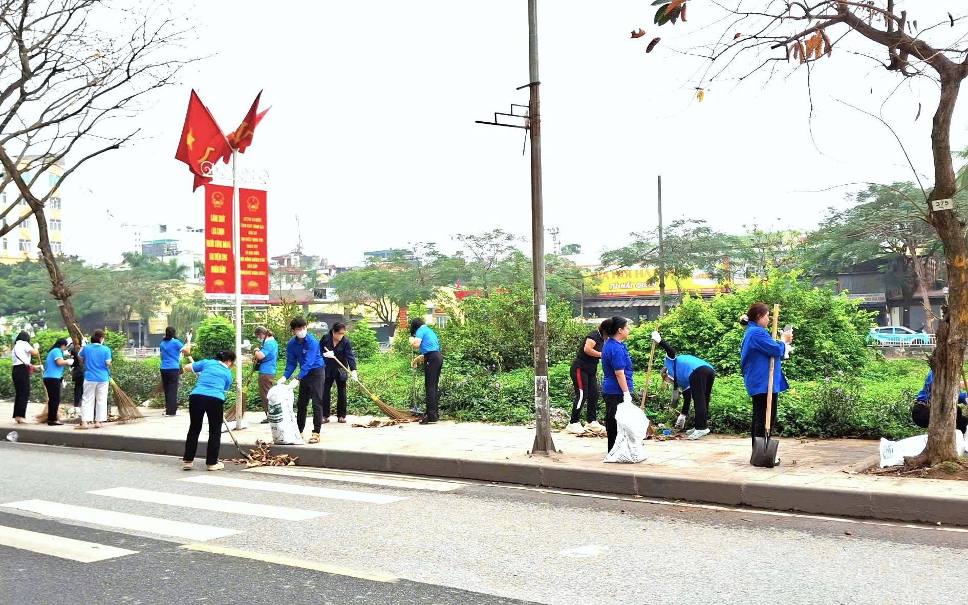 Phường Định Công ra quân bảo vệ môi trường chào mừng ngày bầu cử