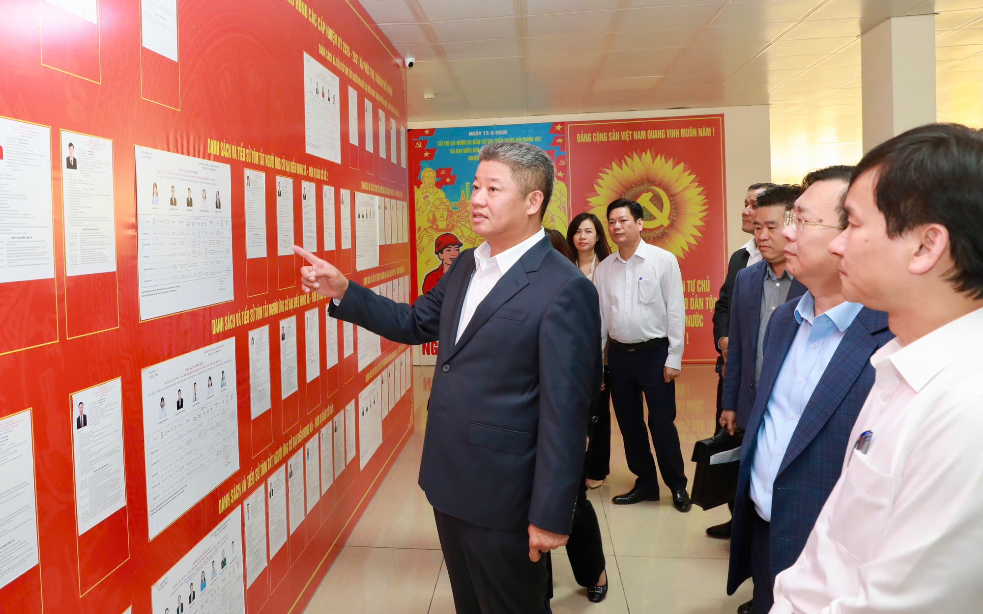 Phó Chủ tịch UBND Thành phố Nguyễn Mạnh Quyền kiểm tra công tác chuẩn bị bầu cử tại các xã Phúc Thọ, Phúc Lộc và Hát Môn