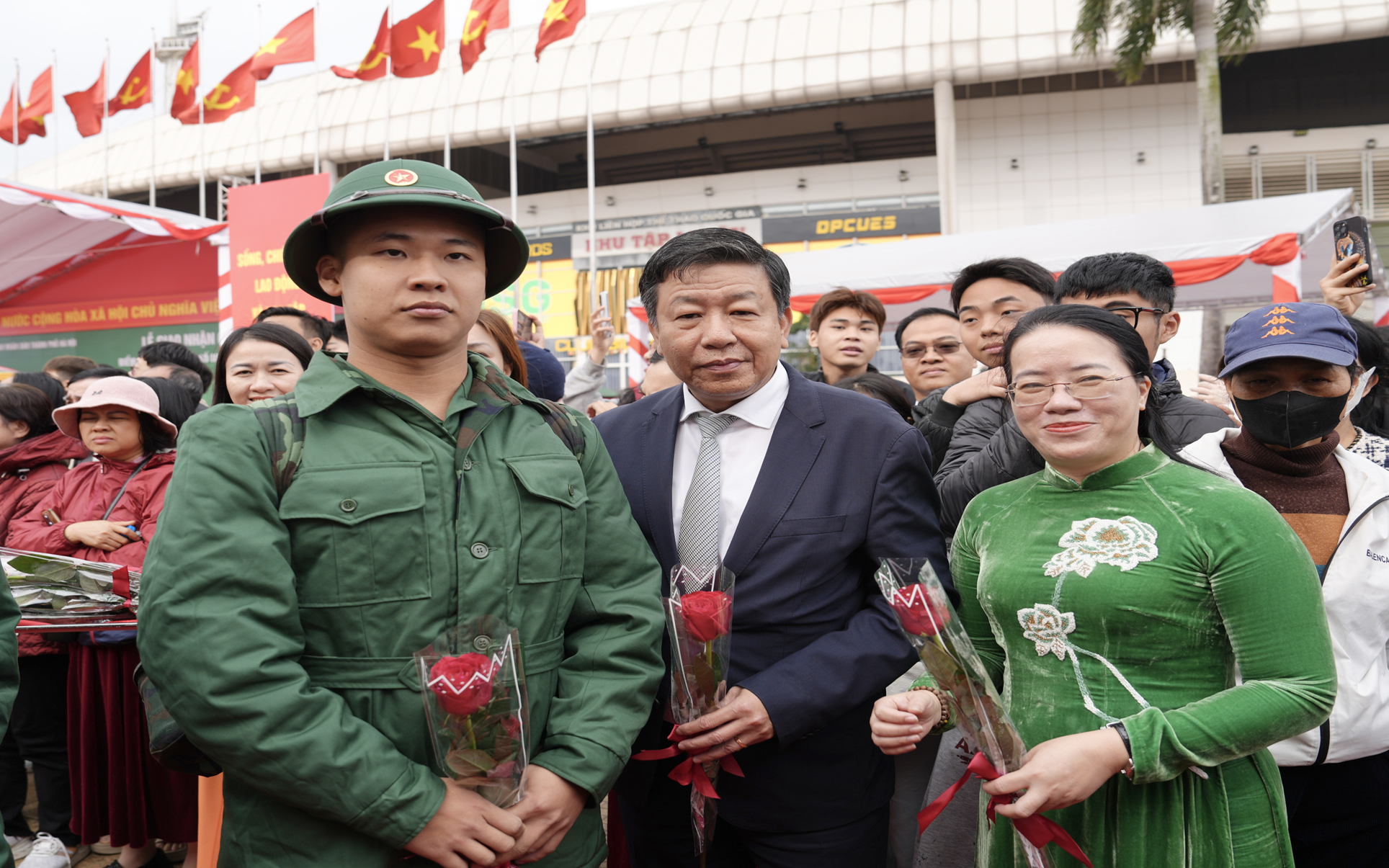 Hà Nội tiễn 380 thanh niên ưu tú lên đường nhập ngũ tại Điểm giao quân số 5