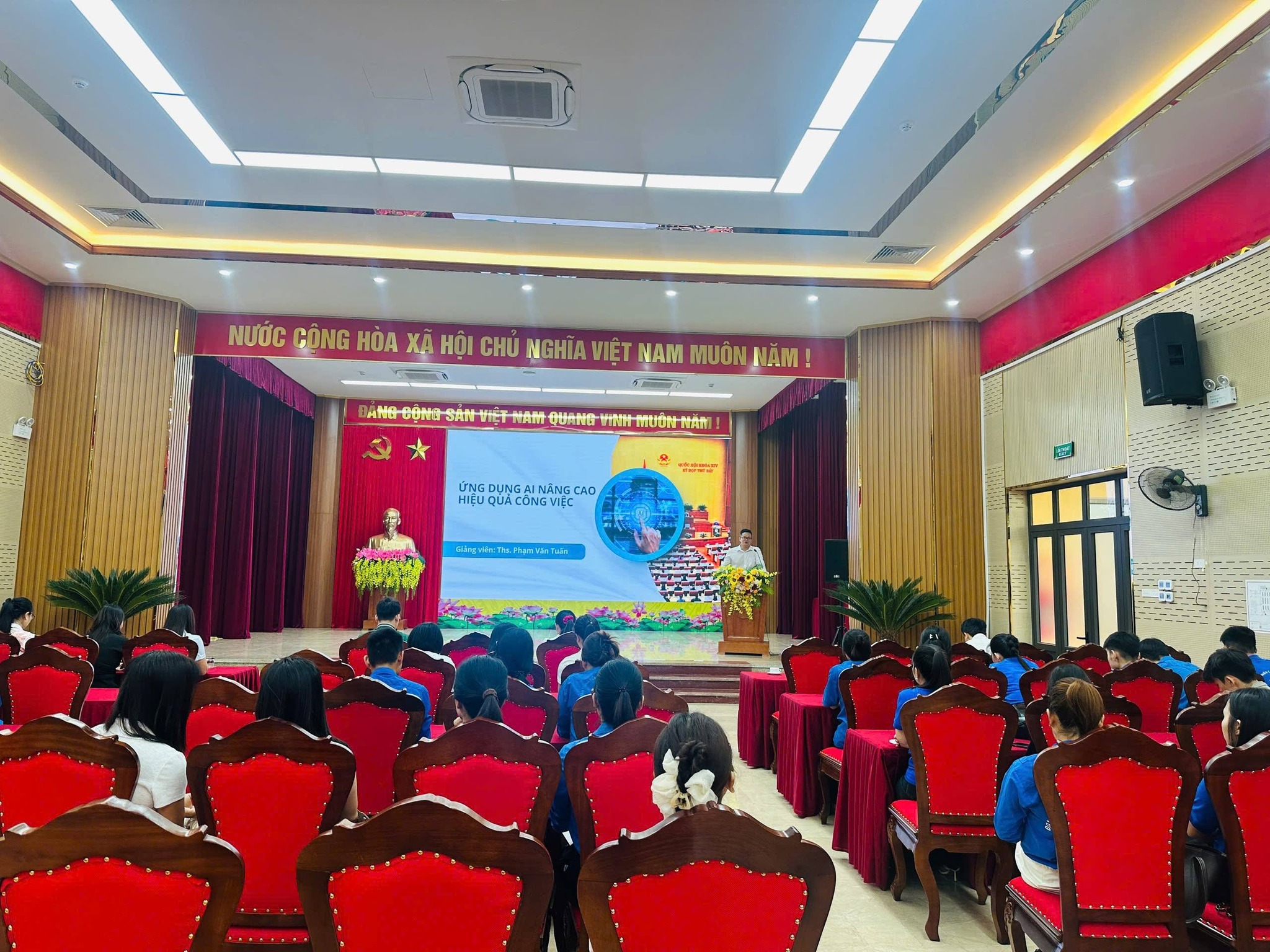 Xã Hạ Bằng tăng tốc chuyển đổi số: tập huấn kỹ năng AI cho cán bộ, nâng cao hiệu quả hoạt động công vụ