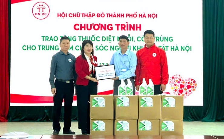 Hà Nội trao tặng thuốc diệt muỗi, hỗ trợ chăm sóc người khuyết tật tại Trung tâm chuyên biệt