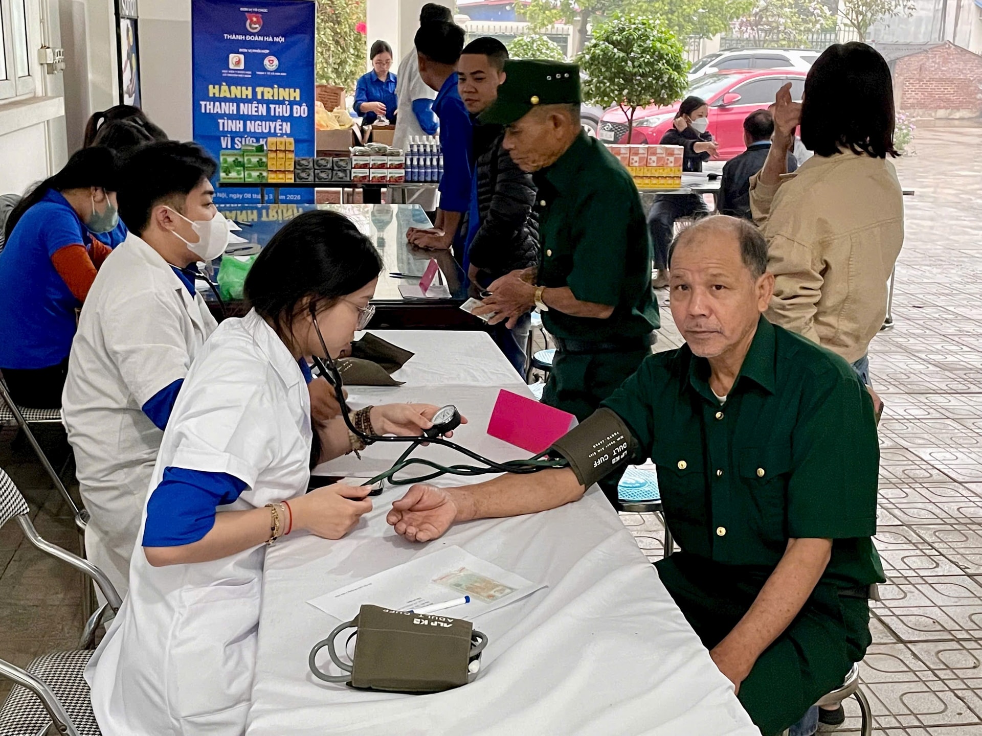 Gần 1.000 người dân được khám bệnh miễn phí trong “Hành trình Thanh niên Thủ đô vì sức khỏe cộng đồng”