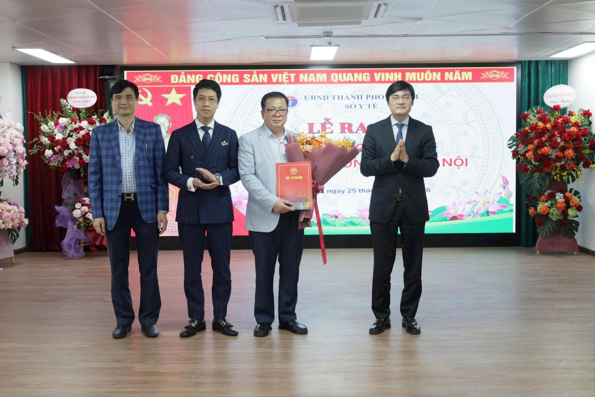 Hà Nội ra mắt mạng lưới y tế chuyên ngành, tăng tốc chuyển đổi số và ứng dụng robot trong y học