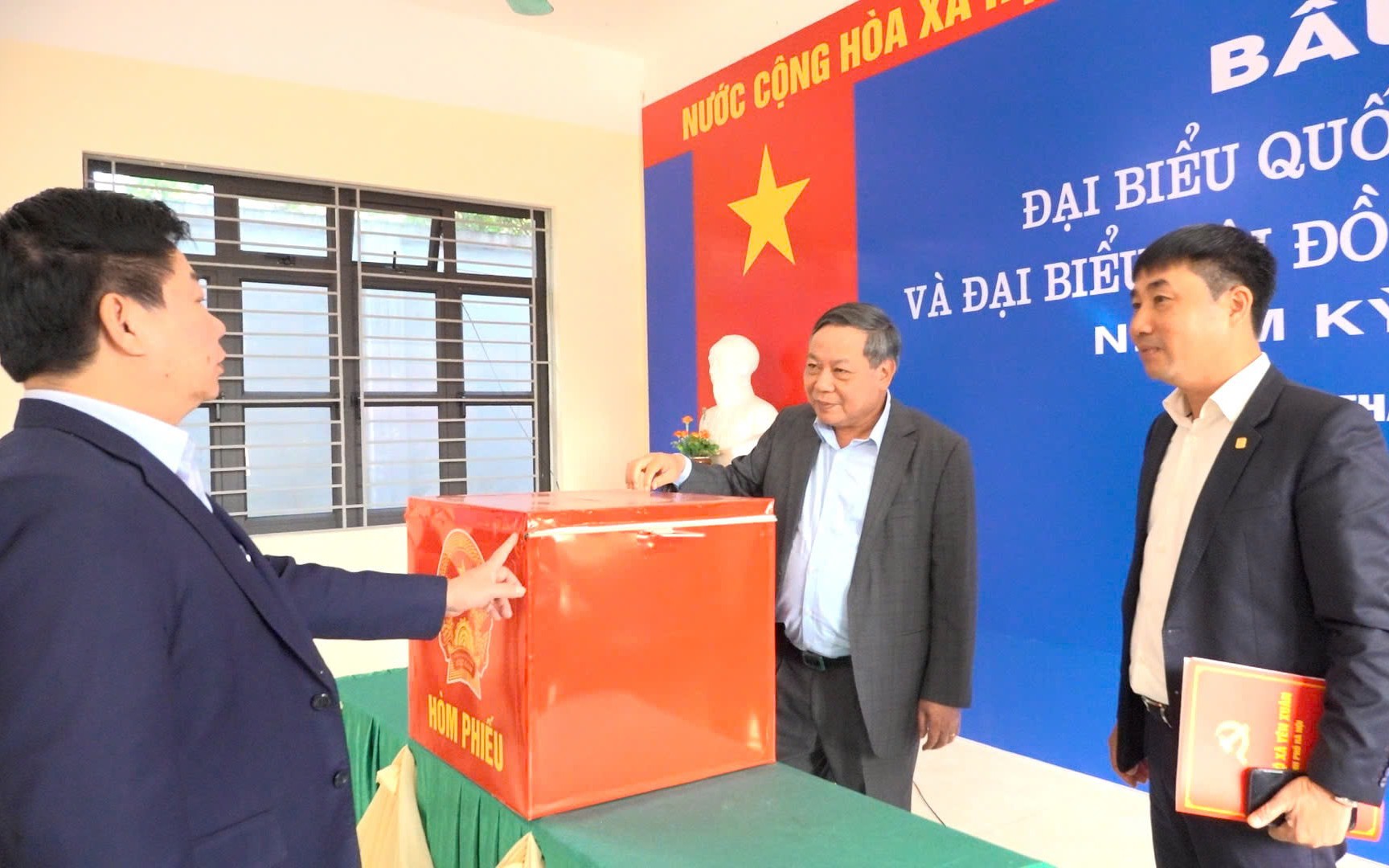 Phó Bí thư Thành ủy Hà Nội Nguyễn Văn Phong kiểm tra công tác bầu cử tại xã Yên Xuân, yêu cầu chuẩn bị kỹ lưỡng, không chủ quan