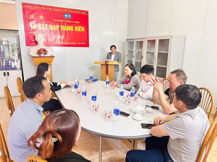 Chi bộ Công ty Cơ khí Xây dựng 121 - Cienco 1 kết nạp đảng viên mới, nâng cao chất lượng tổ chức Đảng trong doanh nghiệp