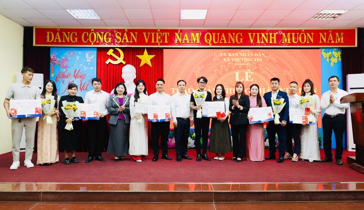 Xã Thường Tín tổ chức trao Giấy chứng nhận đăng ký kết hôn cho các cặp đôi đầu xuân Bính Ngọ 2026
