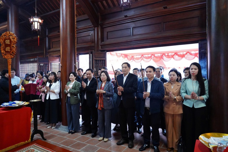Xã Thường Tín dâng hương tri ân tiền nhân trước thềm Lễ khai bút và sản xuất làng nghề xuân Bính Ngọ 2026