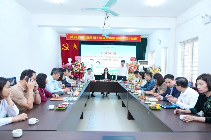 Lãnh đạo xã Phù Đổng chúc mừng đội ngũ y, bác sĩ nhân Ngày Thầy thuốc Việt Nam