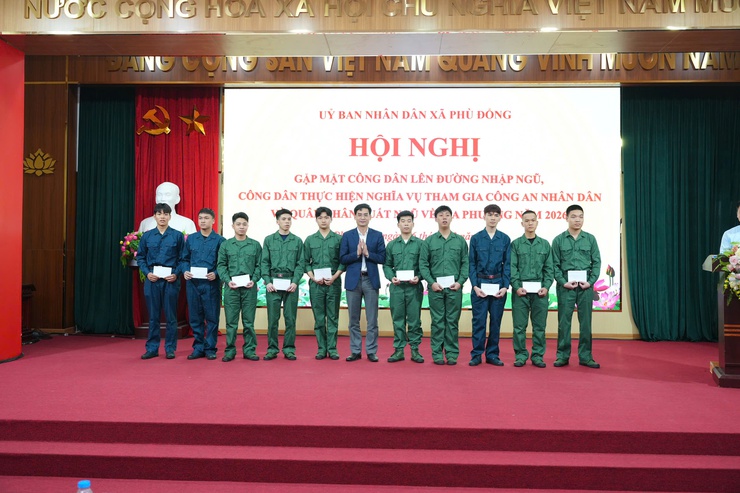 Xã Phù Đổng gặp mặt, động viên thanh niên lên đường nhập ngũ năm 2026