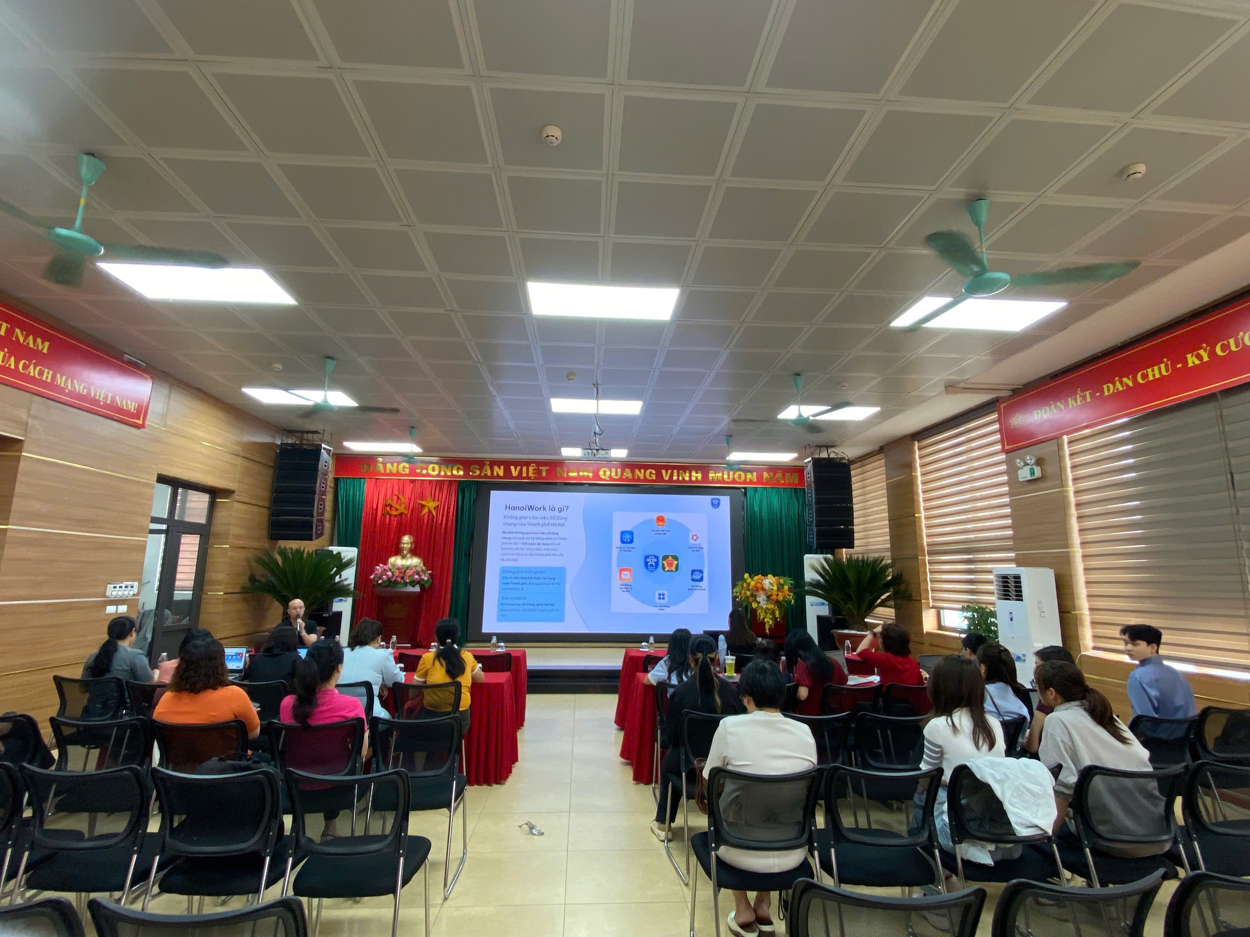 Phường Vĩnh Tuy tăng tốc chuyển đổi số, đưa HanoiWork vào vận hành, hướng tới nền hành chính “không giấy tờ”