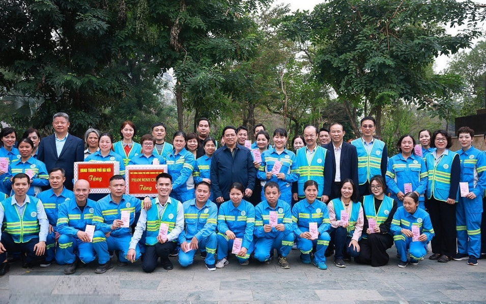 Thủ tướng Chính phủ Phạm Minh Chính thăm, động viên công nhân môi trường ứng trực Tết tại thành phố Hà Nội