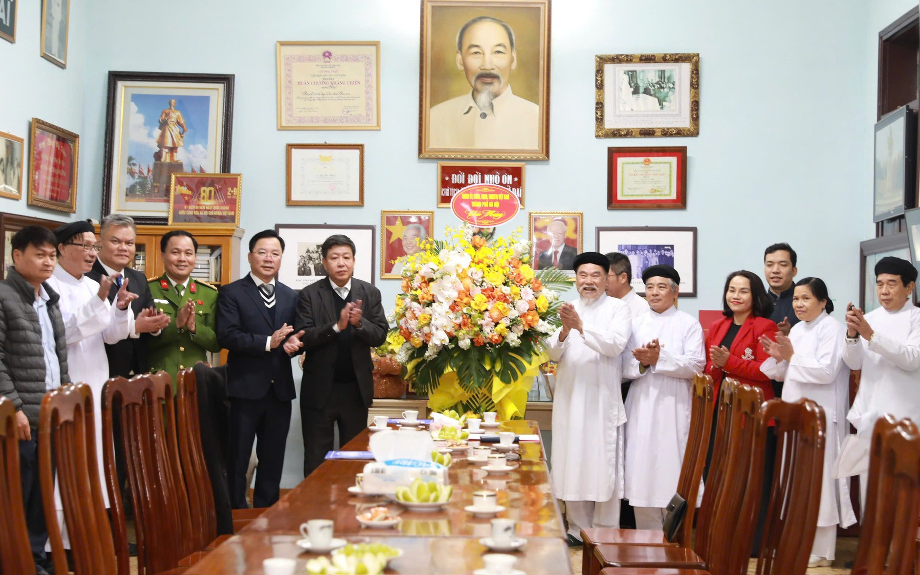 Lãnh đạo UBND Thành phố thăm Họ đạo Cao Đài Thủ đô và Công an phường Tây Hồ, củng cố đồng thuận xã hội dịp Xuân 2026