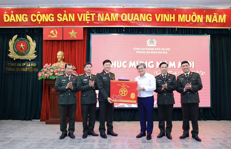 Phó Chủ tịch UBND thành phố Hà Nội Trương Việt Dũng thăm, động viên lực lượng Công an Thủ đô, nhấn mạnh vai trò nòng cốt giữ vững ổn định từ sớm, từ xa