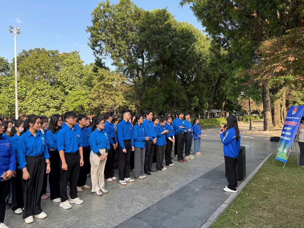 Phường Hai Bà Trưng: Tuổi trẻ ra quân làm đẹp Công viên Thống Nhất, lan tỏa nếp sống văn minh đô thị