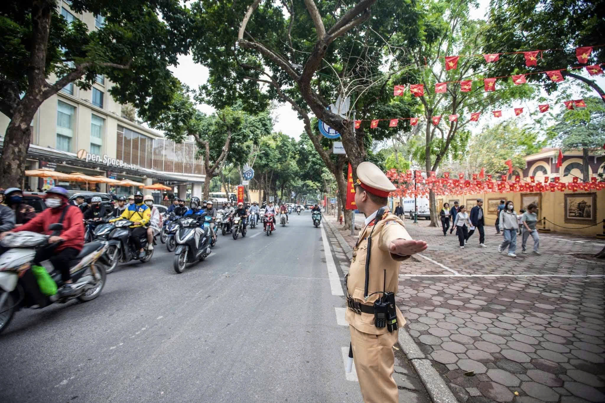 Cảnh sát giao thông Hà Nội giữ vững “mạch giao thông”, bảo đảm thông suốt Ngày hội bầu cử