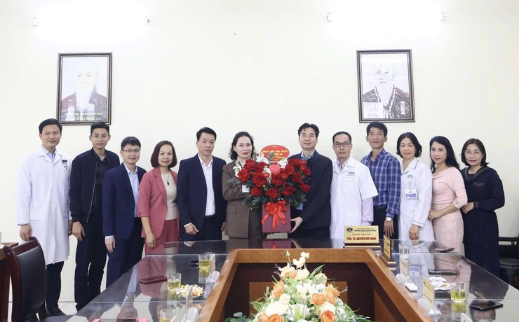Lãnh đạo phường Dương Nội tri ân đội ngũ y, bác sĩ nhân Ngày Thầy thuốc Việt Nam