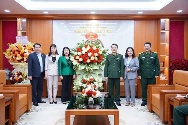 Lãnh đạo phường Hà Đông thăm, chúc mừng các cơ sở y tế nhân Ngày Thầy thuốc Việt Nam