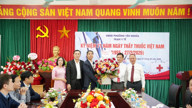 Lãnh đạo phường Yên Nghĩa thăm, chúc mừng đội ngũ y tế nhân Ngày Thầy thuốc Việt Nam 27-02