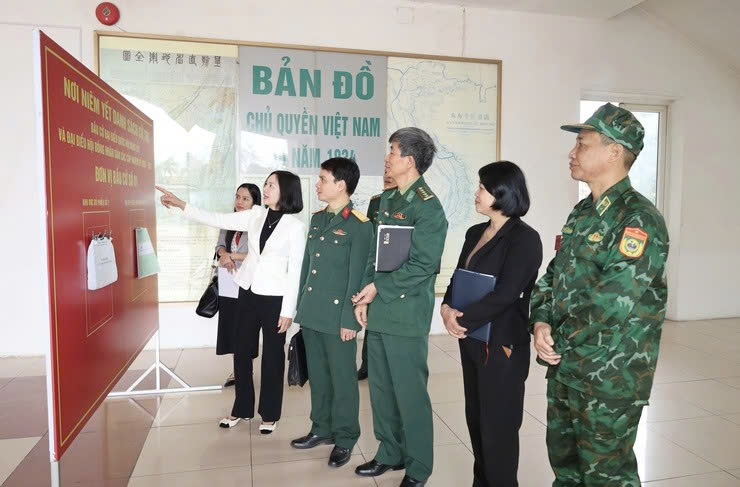 Phường Tùng Thiện kiểm tra công tác chuẩn bị bầu cử tại các khu vực bỏ phiếu trong đơn vị quân đội