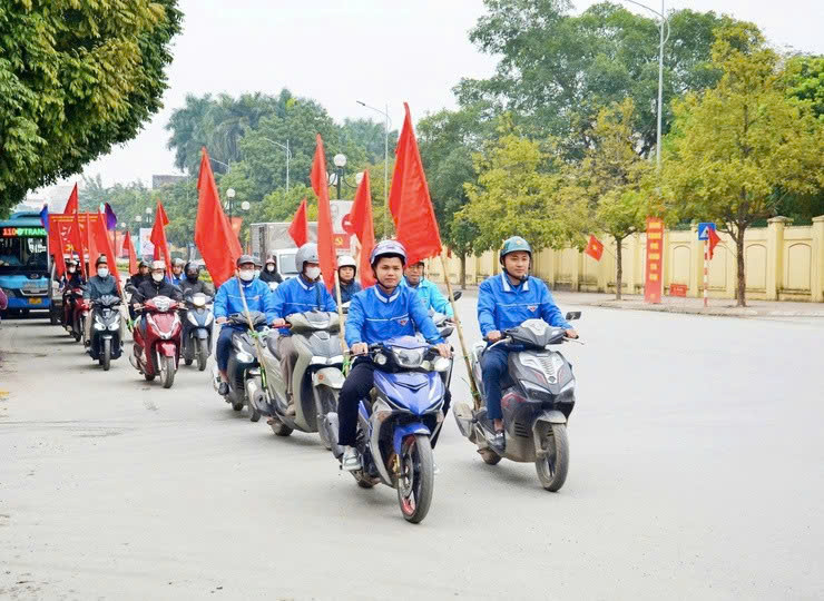 Phường Tùng Thiện ra quân tuyên truyền lưu động, tạo khí thế hướng về ngày bầu cử