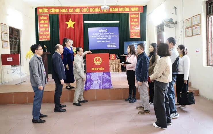 Lãnh đạo UBND phường Tùng Thiện kiểm tra 6 đơn vị bầu cử, siết chặt khâu chuẩn bị trước ngày hội lớn