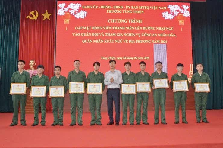 Phường Tùng Thiện gặp mặt, tiếp lửa truyền thống cho thanh niên lên đường nhập ngũ năm 2026